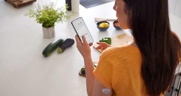 en-nz-woman-cooking-food-in-kitchen-phone_mmol_1000px-2 en-nz-woman-cooking-food-in-kitchen-phone_mmol_1000px-2